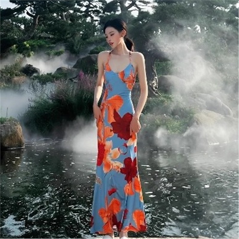 多巴胺绝美印花度假风连衣裙女2025新款性感海岛吊带裙露背绑带裙