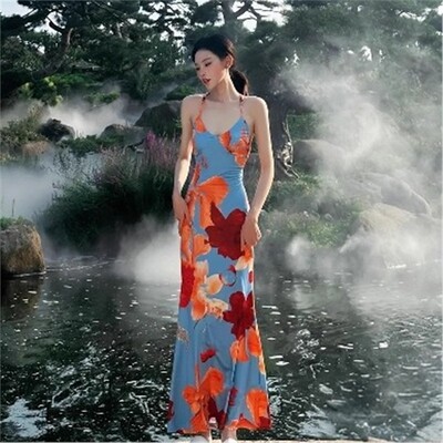多巴胺绝美印花度假风连衣裙女2025新款性感海岛吊带裙露背绑带裙
