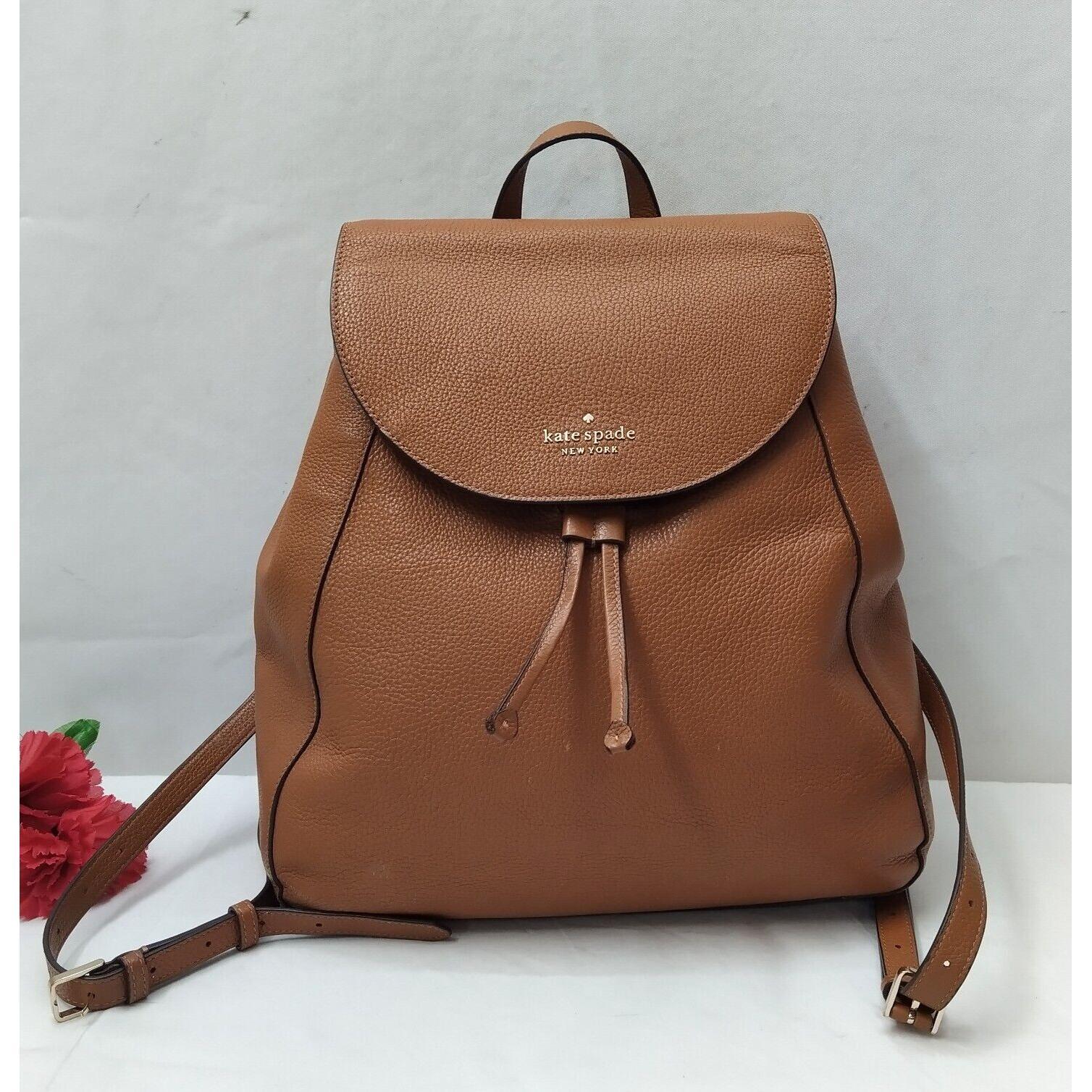 kate spade New York Leila棕色荔枝皮抽绳顶部把手双肩背包