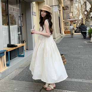 法式高级感V领白色无袖背心连衣裙女2026夏季新款时尚度假风长裙