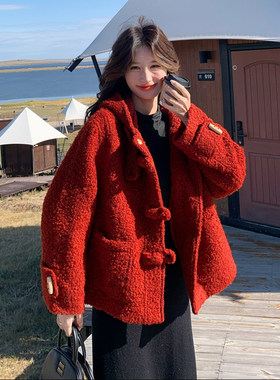 红色牛角扣连帽羊羔毛外套女