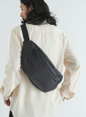 日产 STANDARD SUPPLY / MATTE LARGE FANNY PACK 斜挎包
