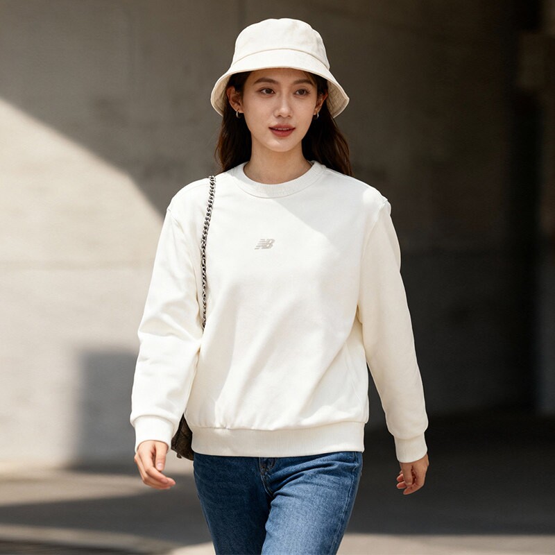 New Balance NB女款运动休闲纯棉上衣时尚舒适圆领卫衣AWT34311