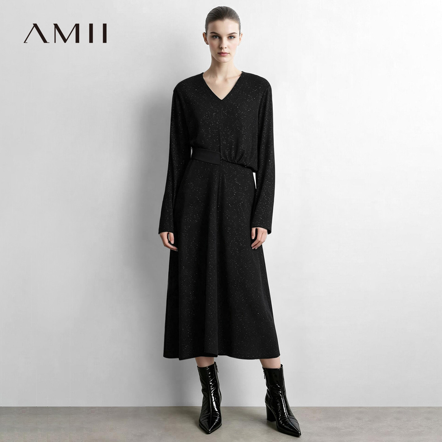 Amii2026秋新款优雅通勤风V领长袖橡筋拼接连衣裙女细闪小黑裙