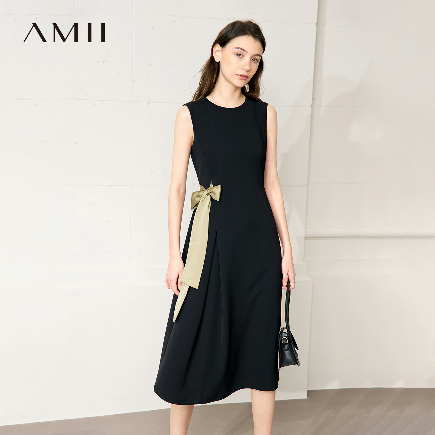 Amii2026夏新款优雅通勤撞色绑带圆领无袖连衣裙子女法式小黑裙