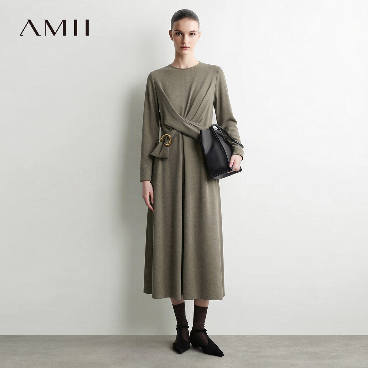 Amii2026秋新款通勤圆领缎面长袖连衣裙女金属异形日字扣修身裙子