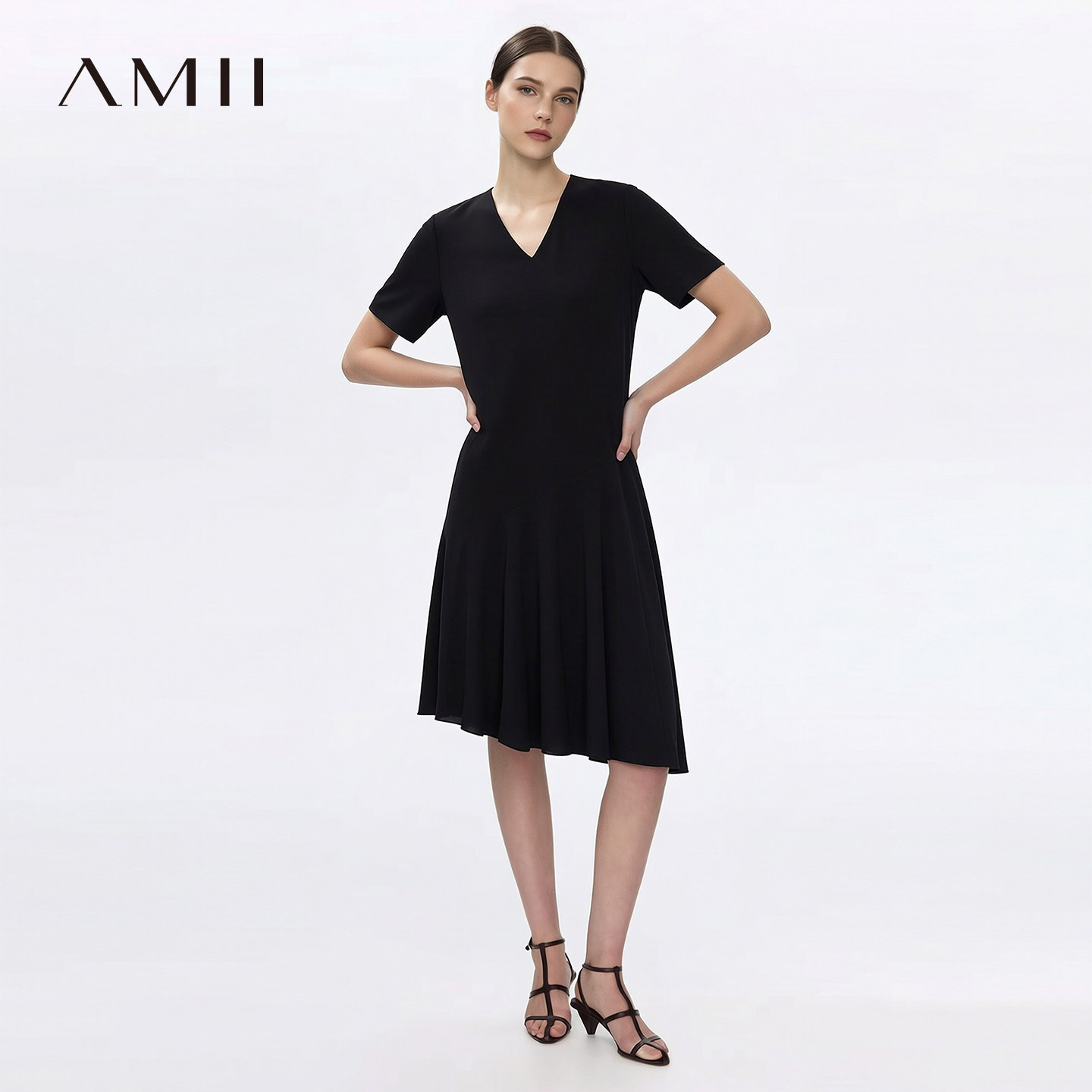 Amii2026夏新款简洁通勤V领斜下摆低重心连衣裙女宽松减龄裙子