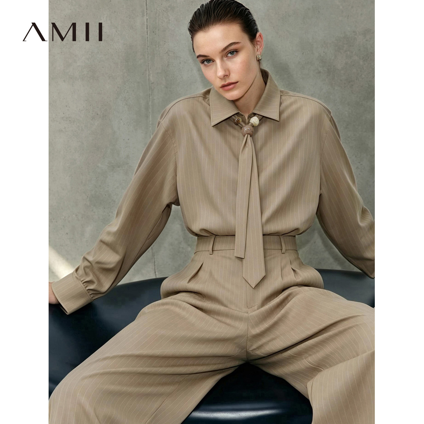 Amii2026秋新款通勤翻领暗门襟珠饰领带条纹衬衫女宽松衬衣上衣