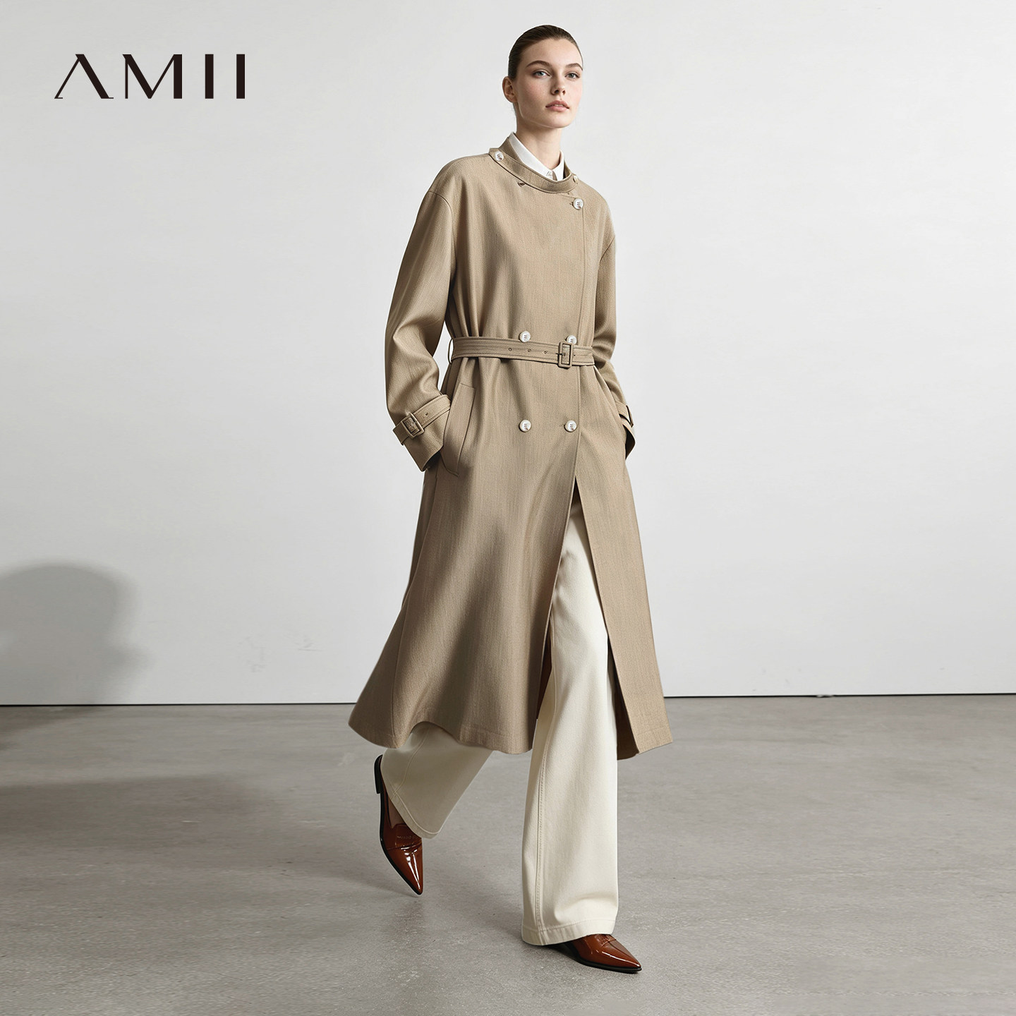 Amii2026秋新款立领双排扣系腰带长款风衣女光泽感宽松上衣外套