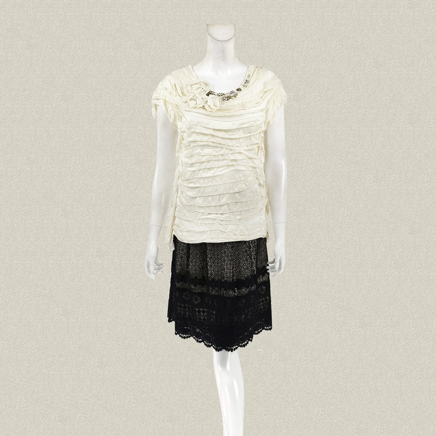 裘T诺 正品 立体花珠钻亚克力米色女夏秋桑蚕丝针梭拼上衣 01127A