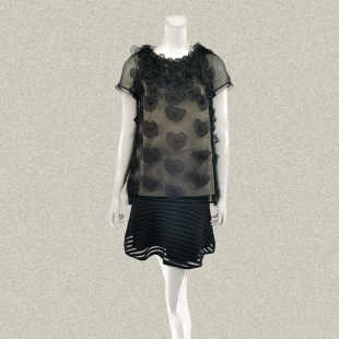 裘TN 亮丝绣花边心形贴布钉珠黑色女春夏秋欧根纱上衣51029A 正品