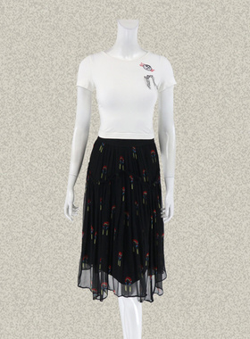 裘T诺 正品 小心机后背交叉贴布绣花女夏亲肤针织短上衣 72015A1