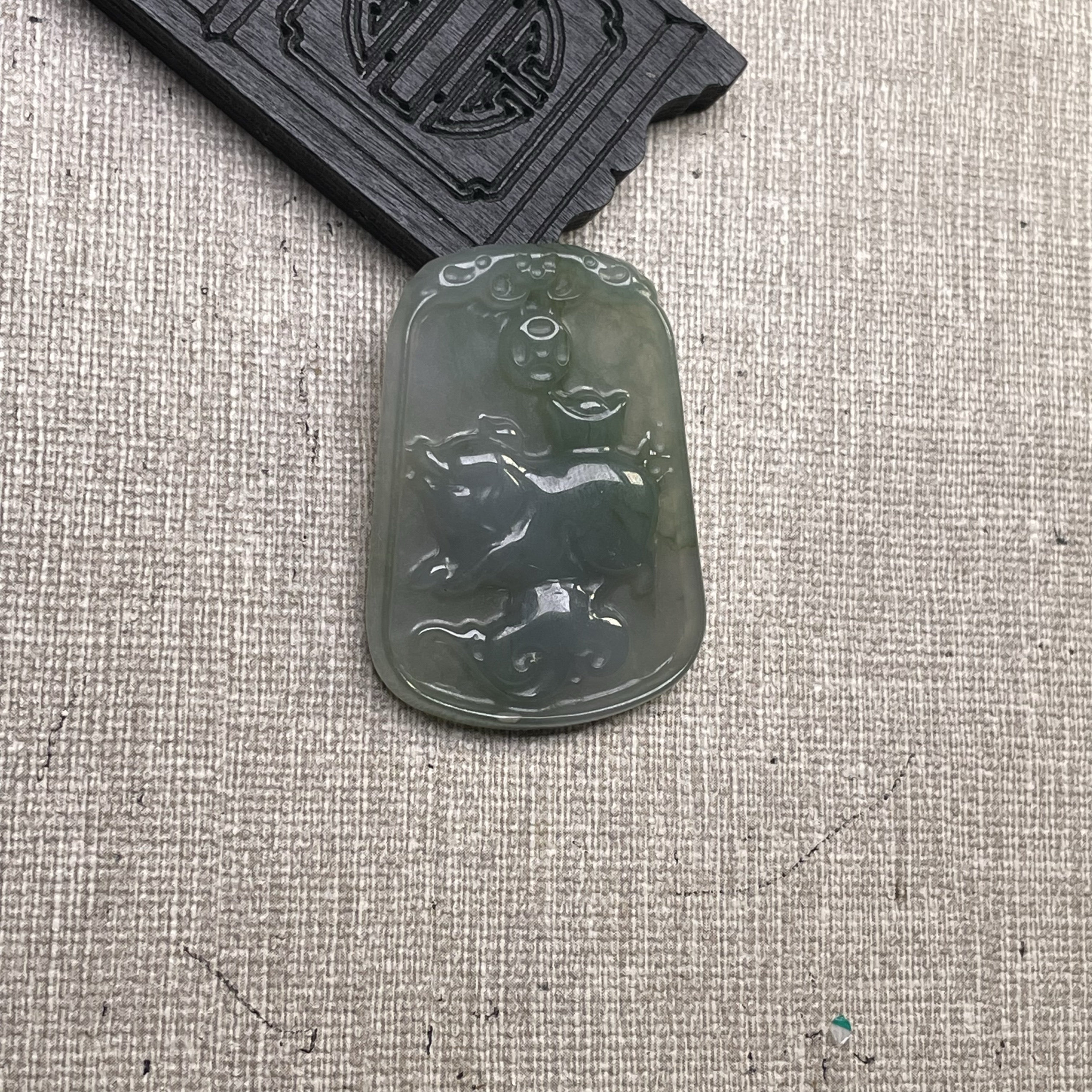 隆慈缘原矿翡翠源头直发A货翡翠冰种紫底飘花生肖猪翡翠福猪吊坠