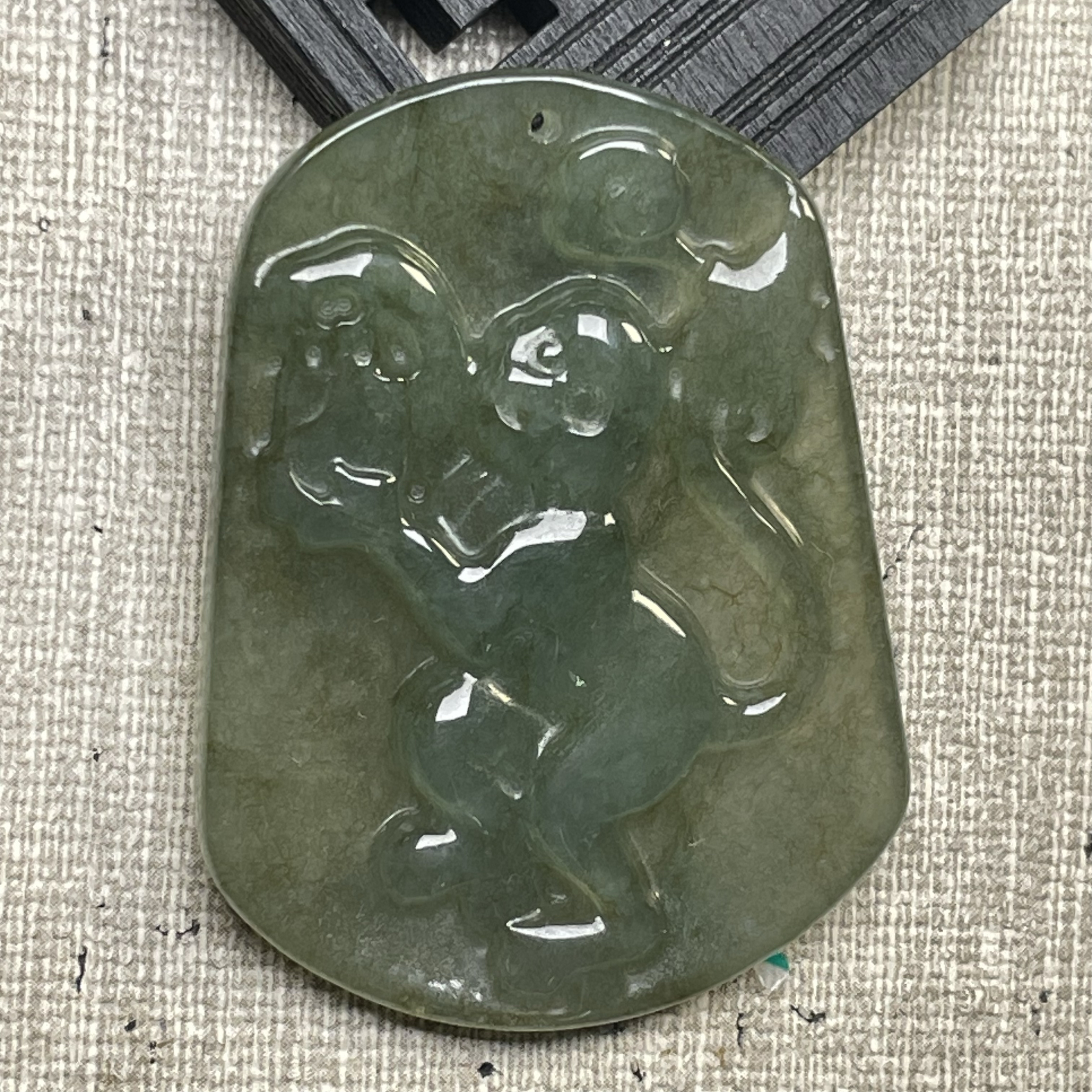 隆慈缘原矿翡翠源头A货翡翠冰种水绿十二生肖猴牌翡翠生肖猴挂件