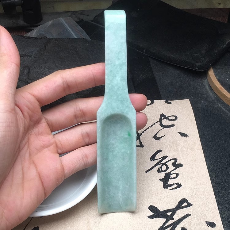 豆绿茶勺隆慈缘A货翡翠吊坠