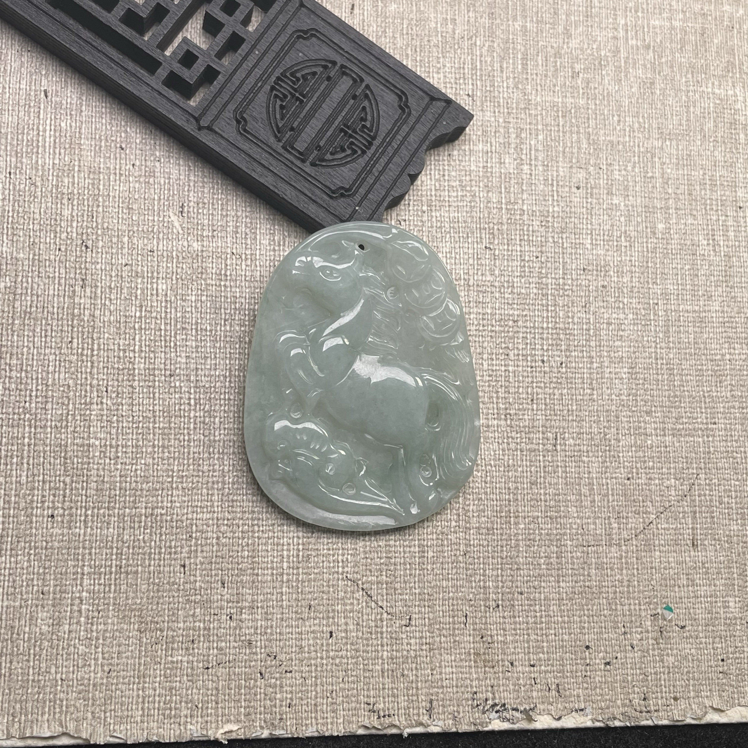 隆慈缘原矿翡翠源头A货翡翠冰糯果绿生肖马吊坠翡翠马到成功挂件