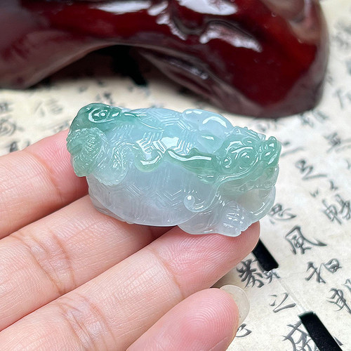 缅甸A货翡翠飘花玄武神兽吊坠