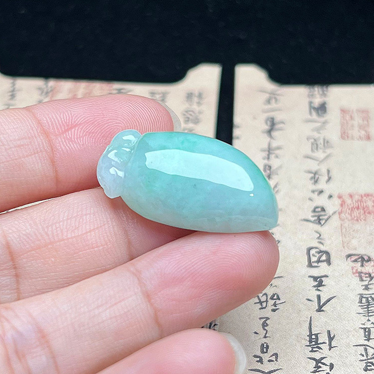 隆慈缘缅甸A货翡翠福瓜寿桃吊坠