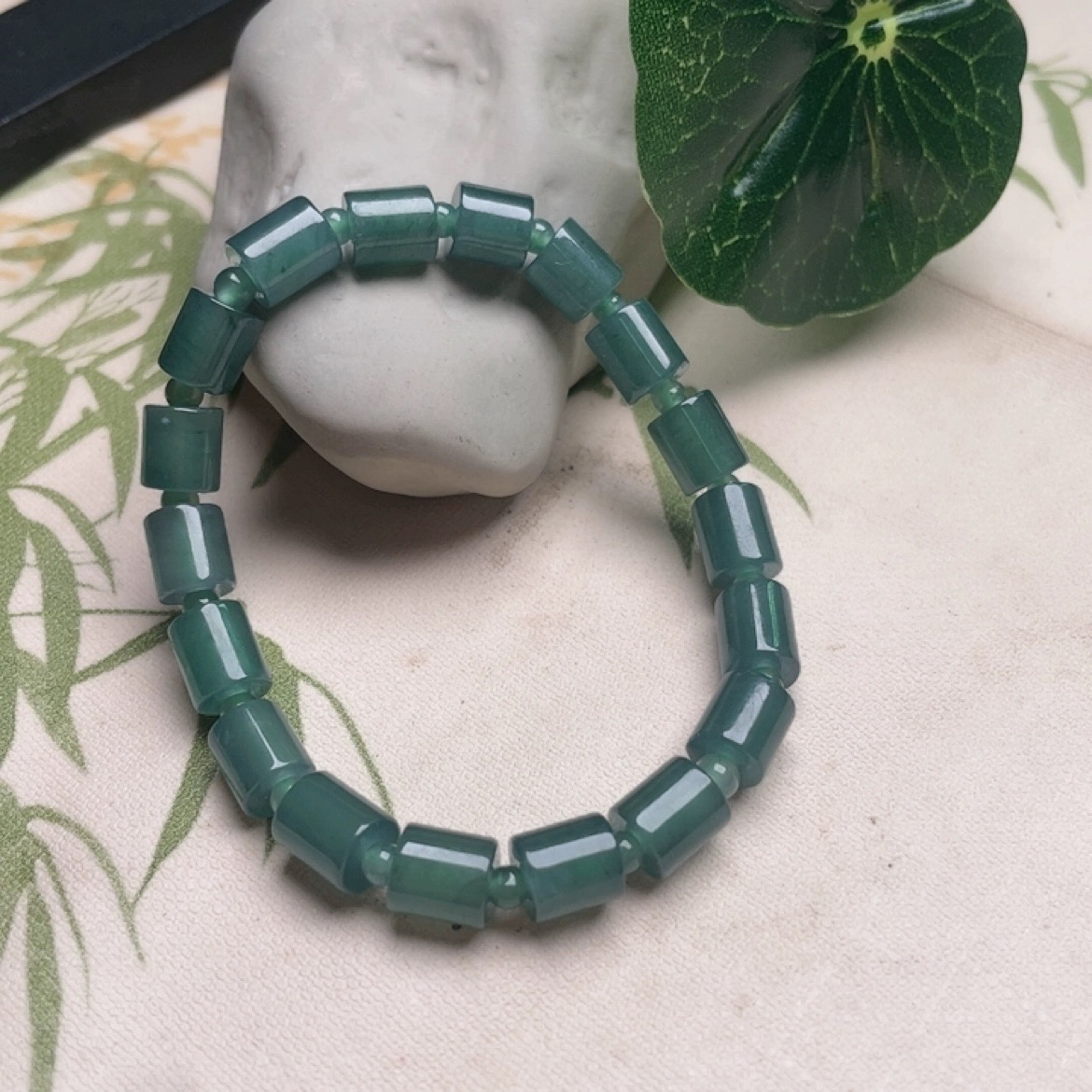 隆慈缘原矿翡翠源头直发A货6（6.7）mm冰种冰蓝水路路通桶珠手串