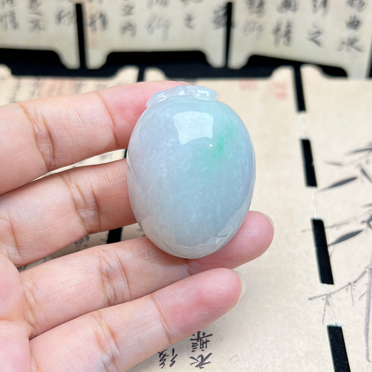 隆慈缘缅甸A货冰糯翡翠寿桃吊坠