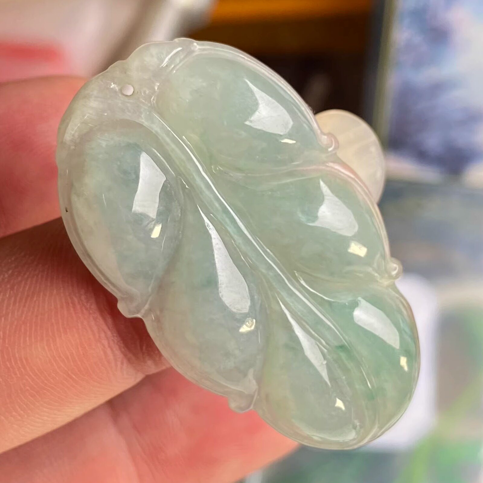 隆慈缘A货冰糯晴绿飘花翡翠吊坠图片