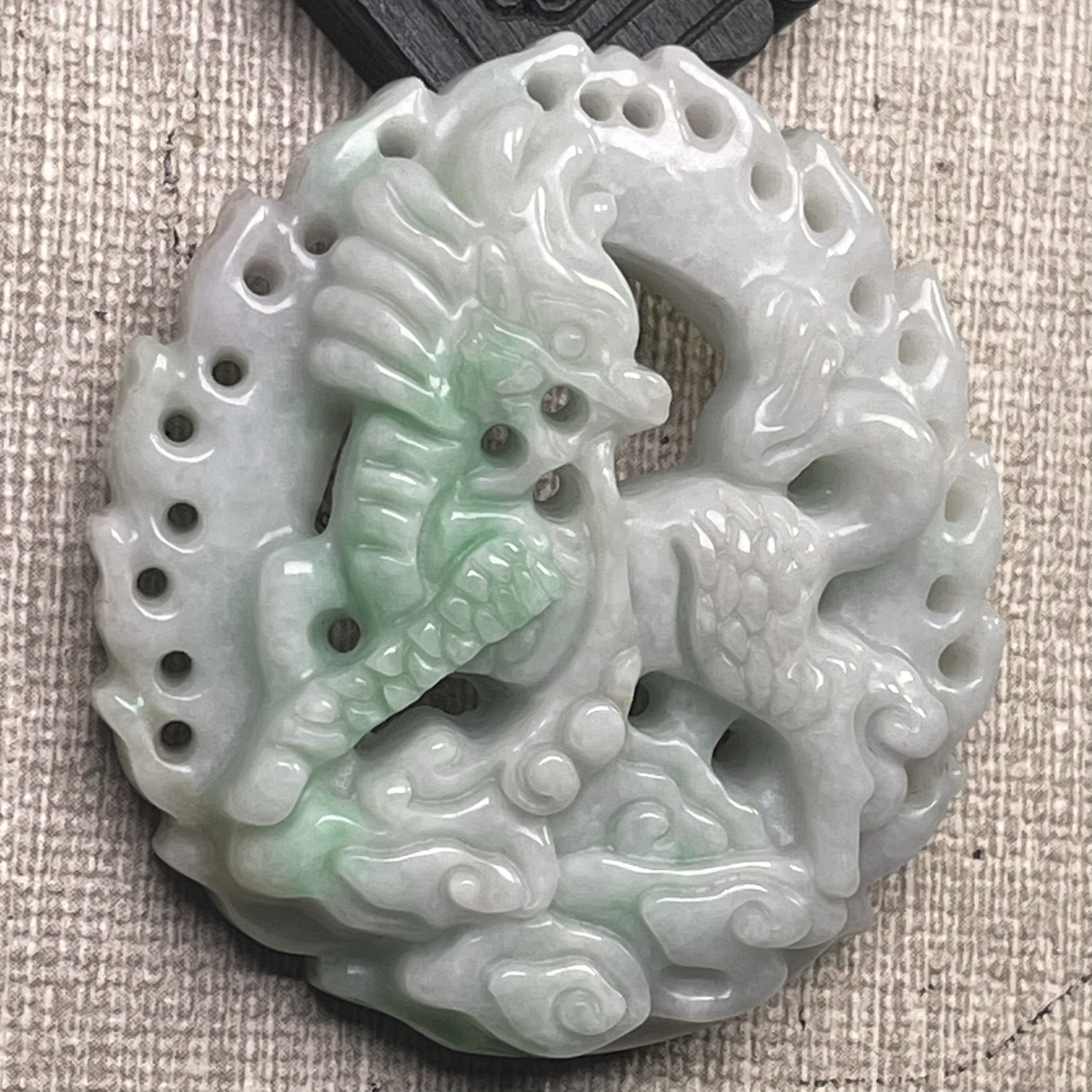 隆慈缘原矿翡翠源头直发A货翡翠细糯飘花瑞兽麒麟翡翠麒麟挂件