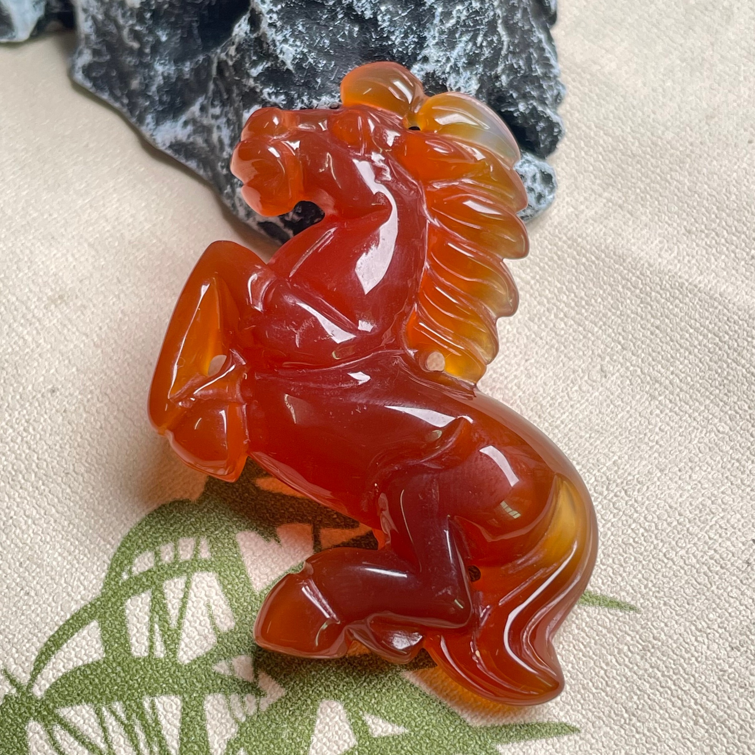隆慈缘正品玛瑙枣红马生肖马吊坠挂件马上有钱