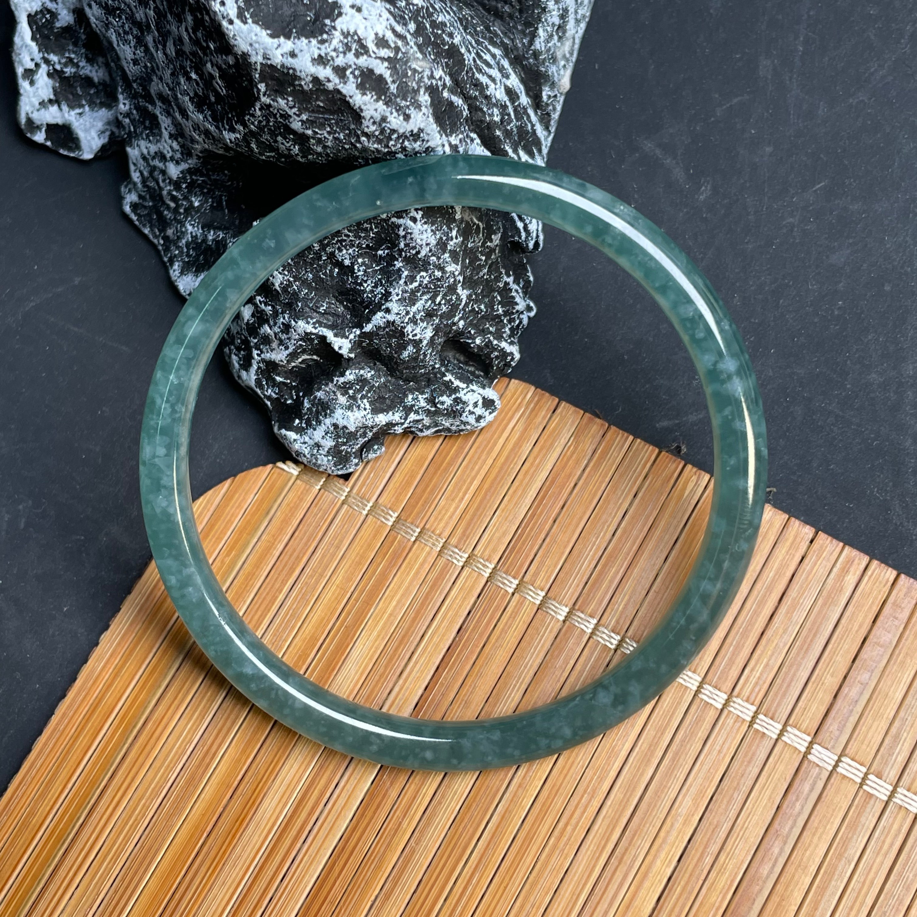 隆慈缘原矿翡翠源头直发A货53mm翡翠手镯冰种冰蓝水叮当镯