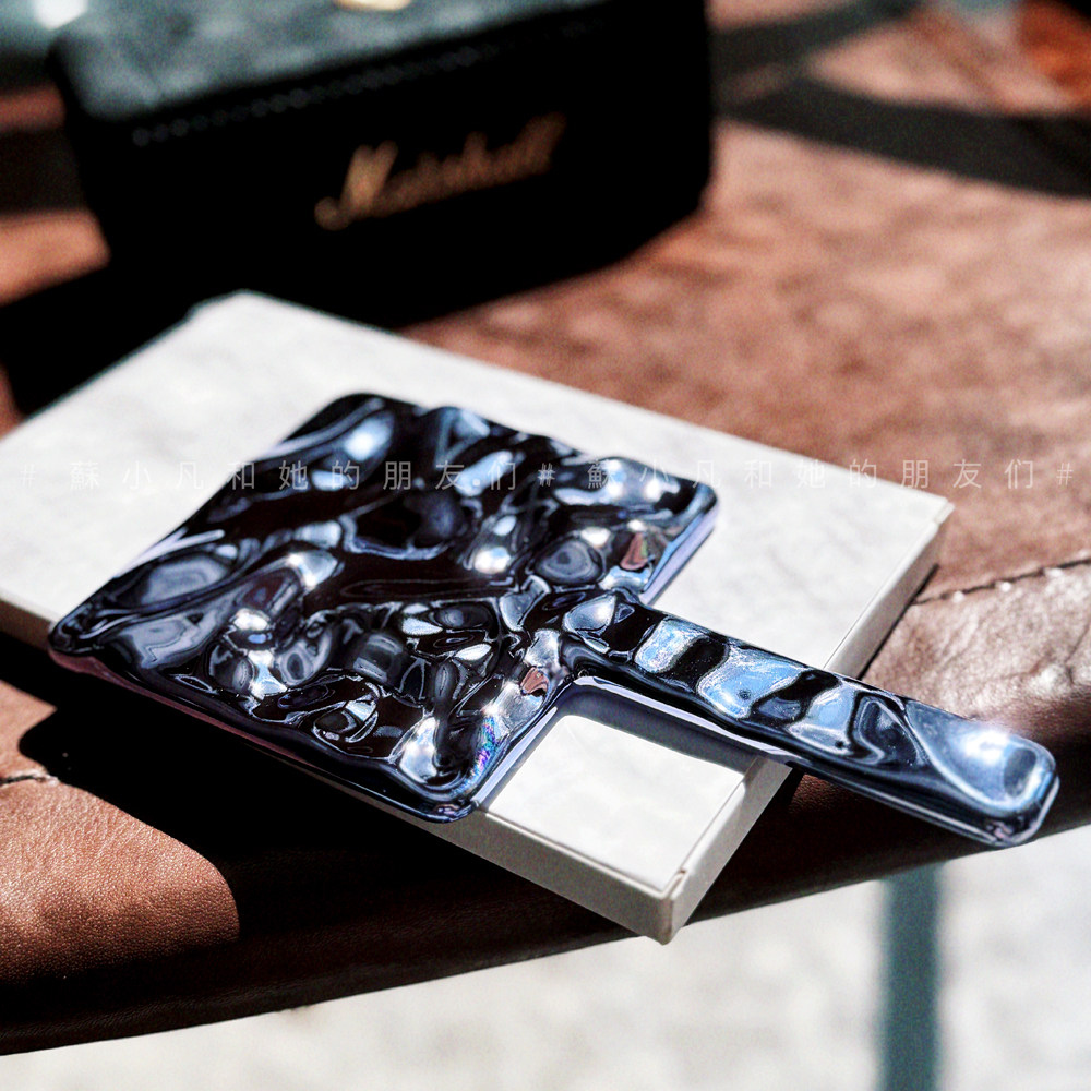 魔镜魔镜快告诉我岁月从不败美人~绝绝紫啊！UD炫紫化妆镜手持镜