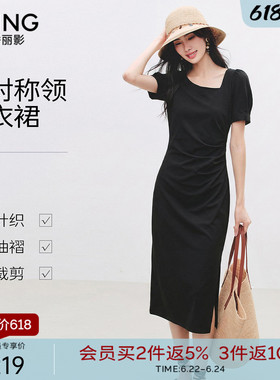衣香丽影黑色斜领抽褶连衣裙女2026年夏装新款设计感开衩小黑裙子