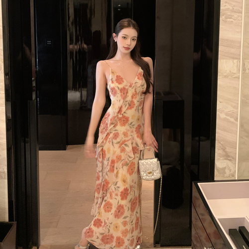 栗子妮妮 春日樱桃 法式温柔风碎花吊带连衣裙女夏收腰显瘦长裙
