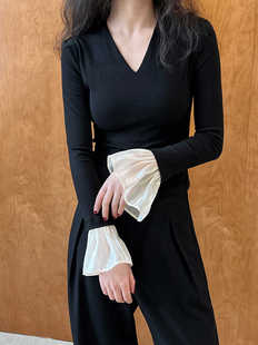 打底衫 IQ倩牛 秋款 长袖 简约美学优雅显颈部修长V领拼接喇叭袖