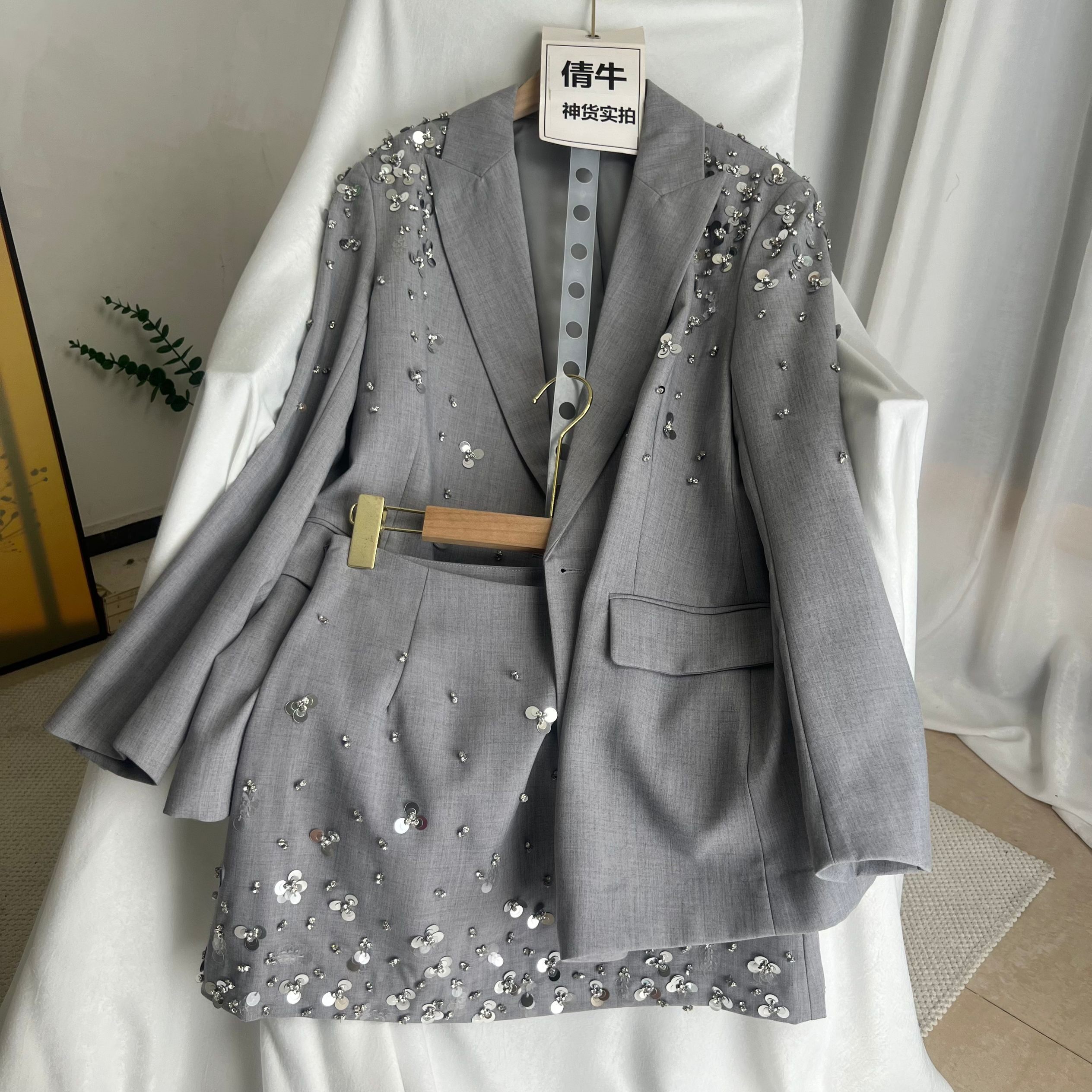 倩牛特价出清】 重磅贵牌秋冬手工钉珠西装外套外套女+包臀小短裙