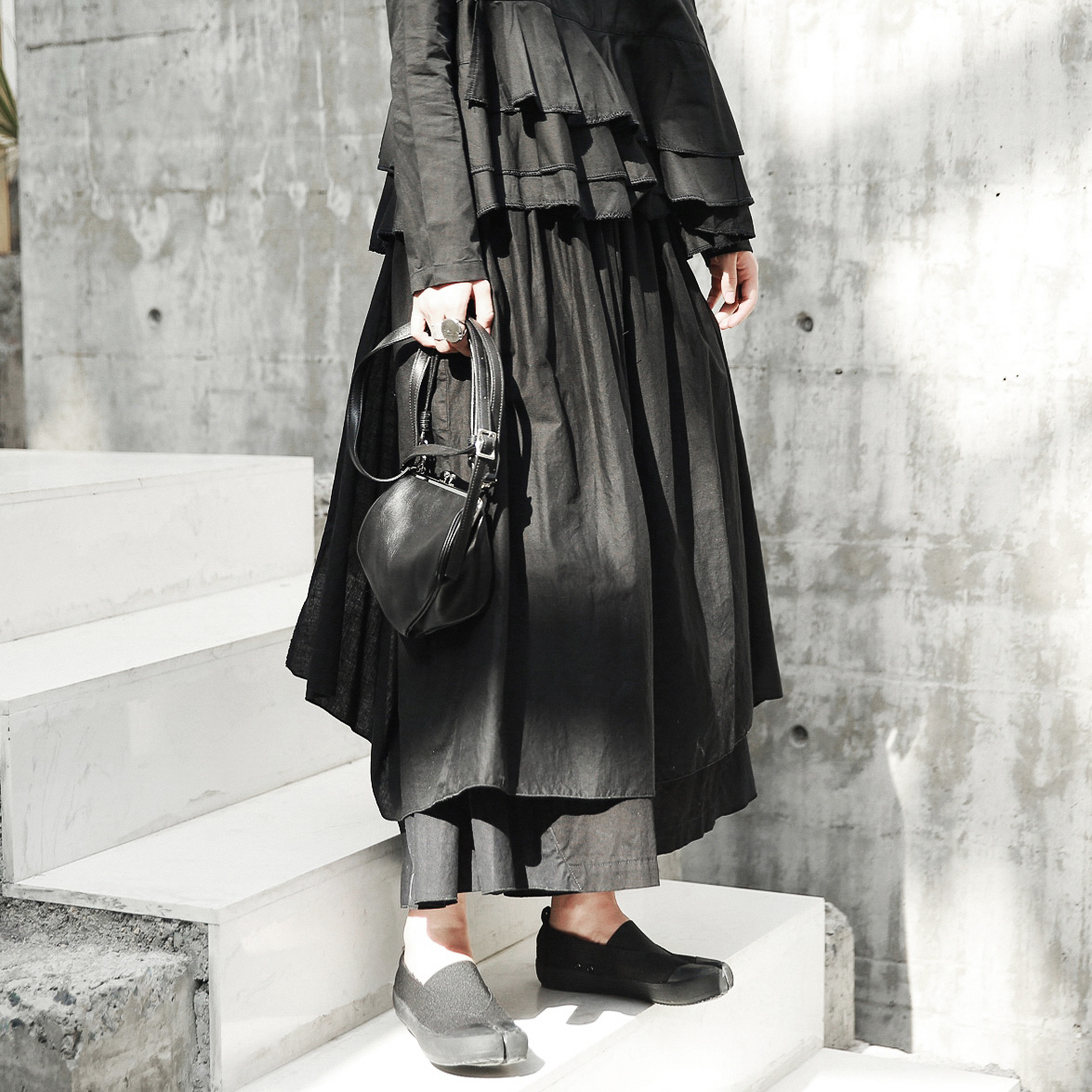SIMPLE BLACK 2019早秋暗黑风后开叉多层叠设计女士半身长裤裙在类目 女装/女士精品, 半身裙中 - 来自Buy2taobao.com提供专业的淘宝代购服务