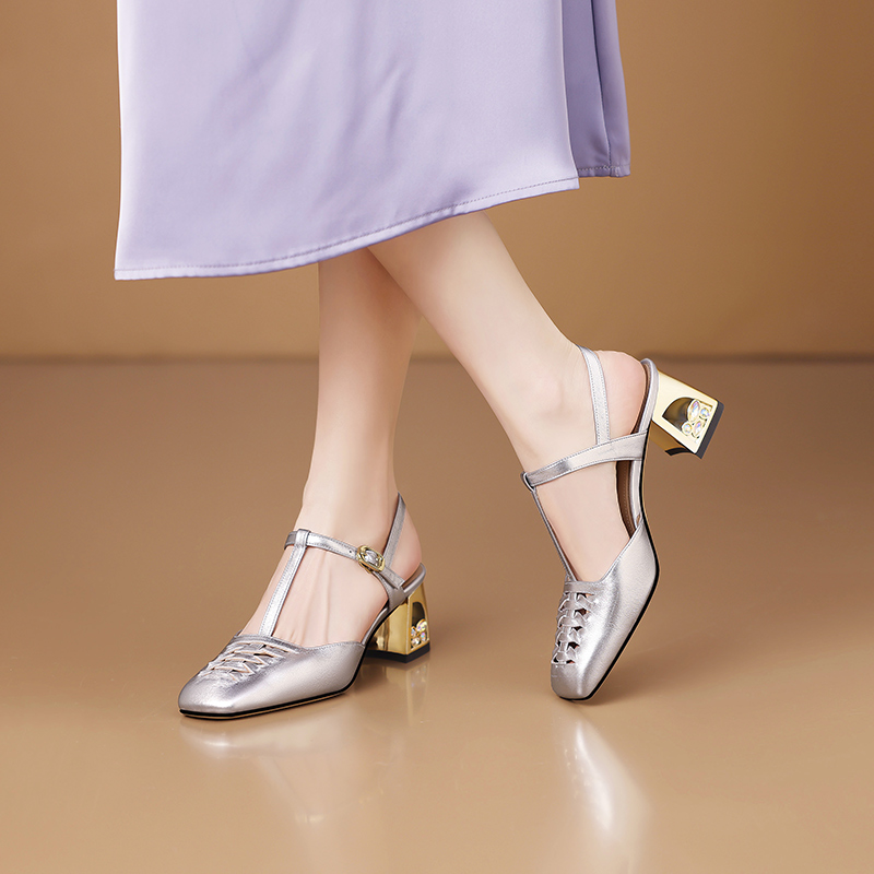 2025年夏季新款镂空粗跟包头凉鞋