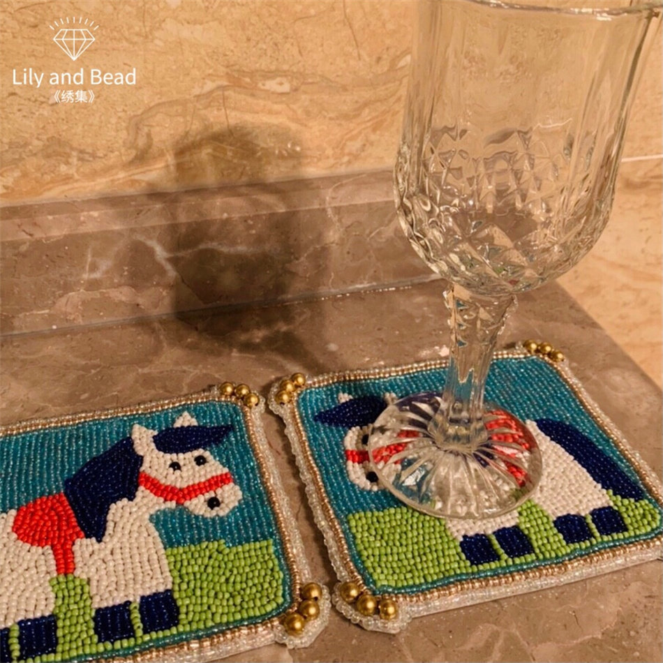 「草原马儿」蓝天下粉色白色小马 手工艺杯垫 重工珠绣隔热装饰垫