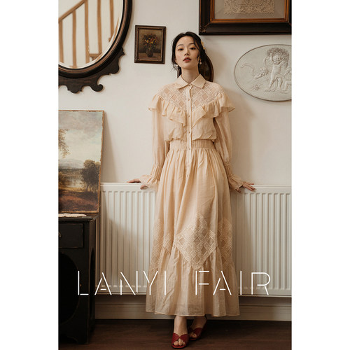 兰奕屋语 原创设计 裸色翻领长袖浪漫荷叶边连衣裙LANYI FAIR - 封面