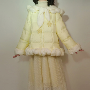 兰奕屋语 黄油奶霜短款羽绒服 淡黄童话白云星星连帽95白鹅绒仙女
