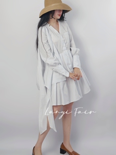 兰奕屋语原创设计 蓝白条纹装饰片衬衫裙 不对称v领灯笼袖短裙