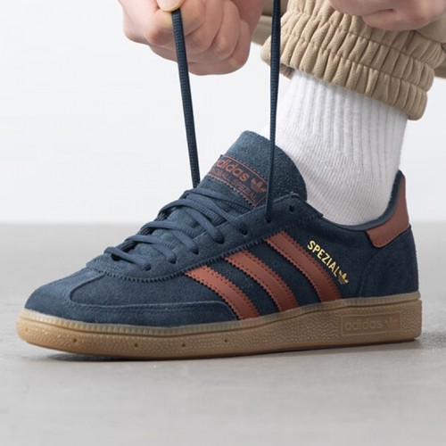 阿迪达斯中性运动休闲板鞋