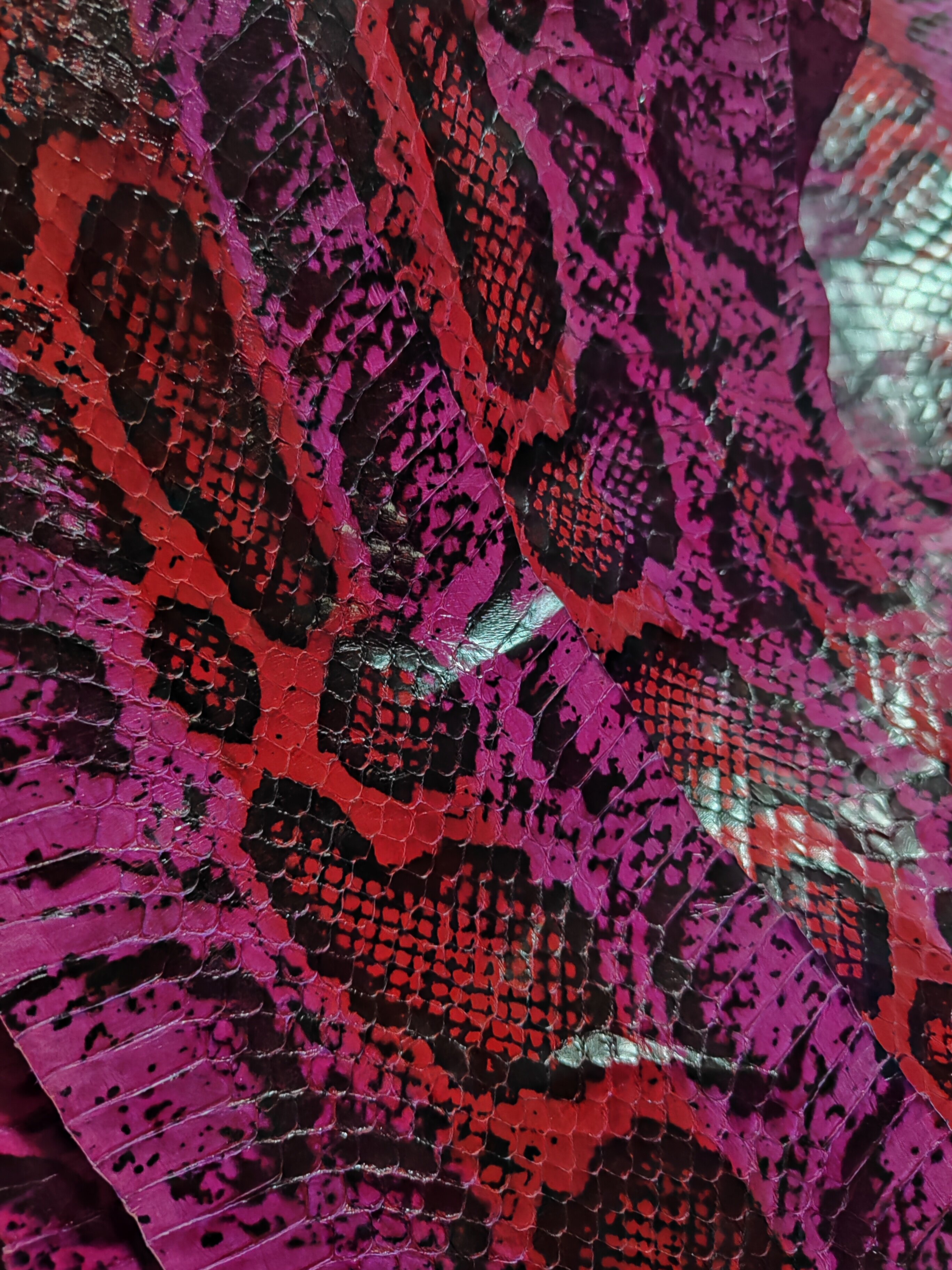红色黑花蛇纹皮条11*120c皮革