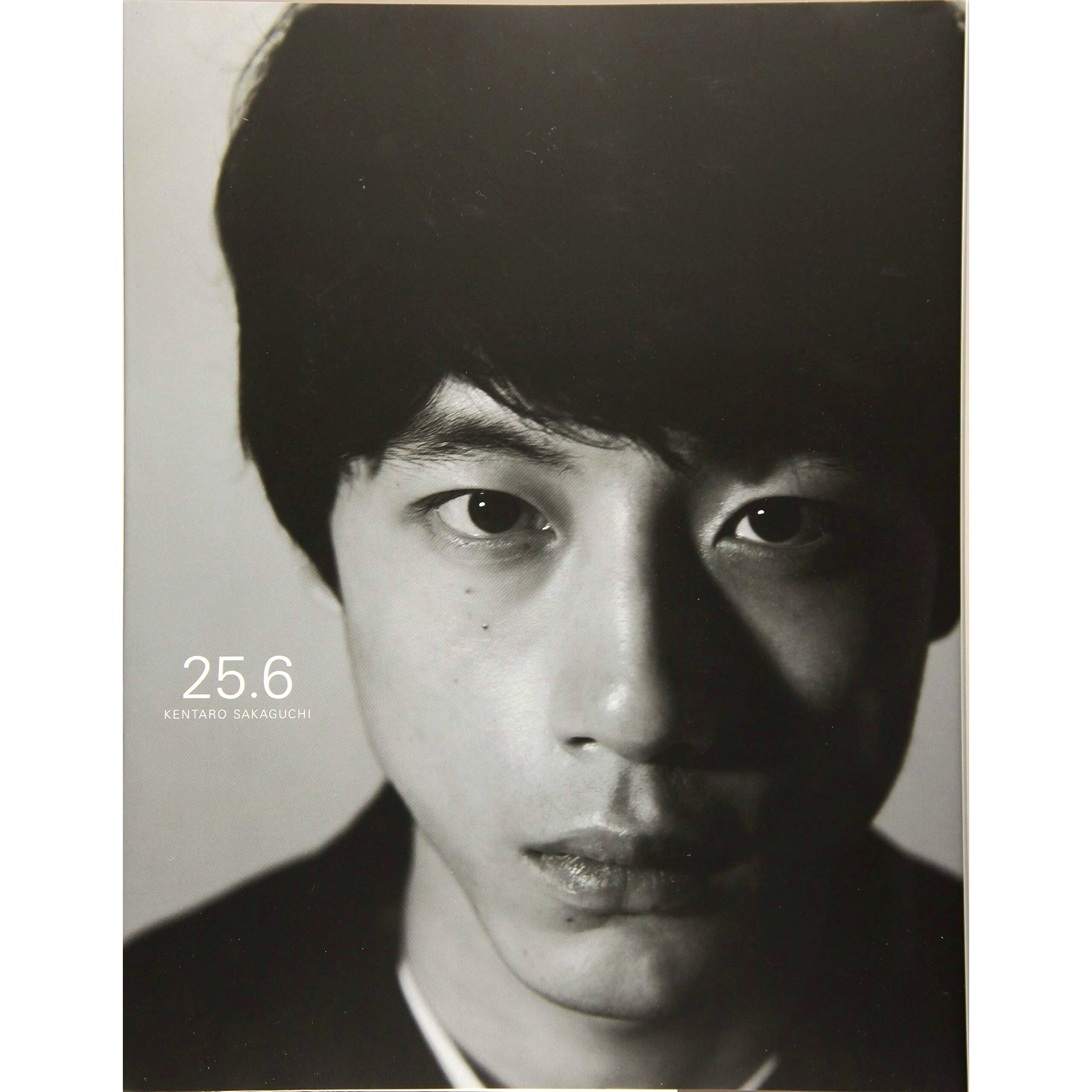现货 坂口健太郎写真集 25.6 坂口健太郎 田边刚 25.6的春夏秋冬 日文原版