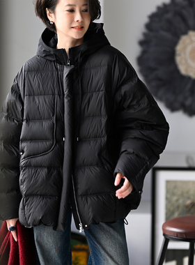 包邮Y82830 文艺休闲黑色不对称压纹圆领90鹅绒羽绒服女米兰宣言