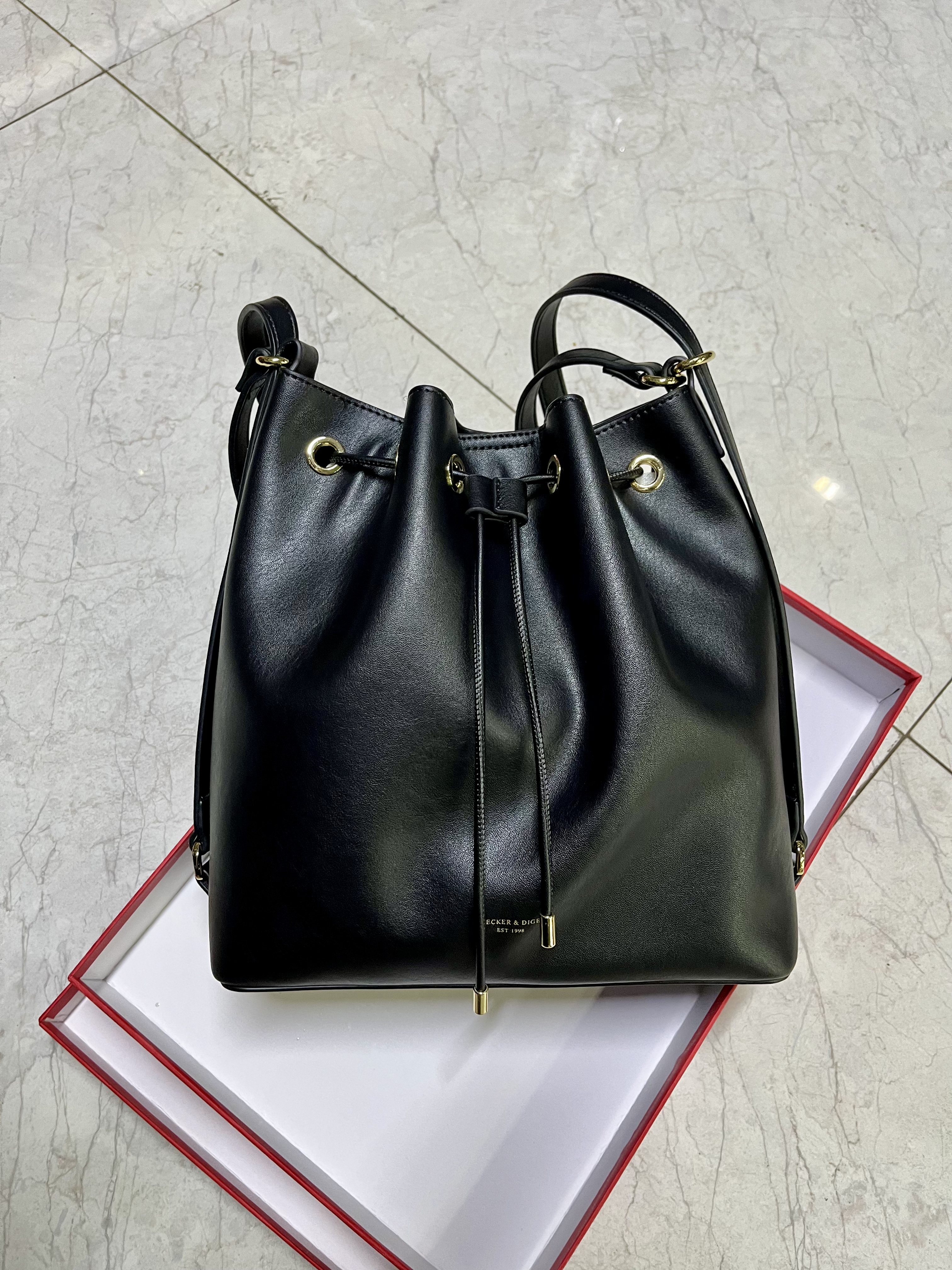 专柜正品女包2026新款时尚百搭单肩双肩背包斜挎包大容量水桶包