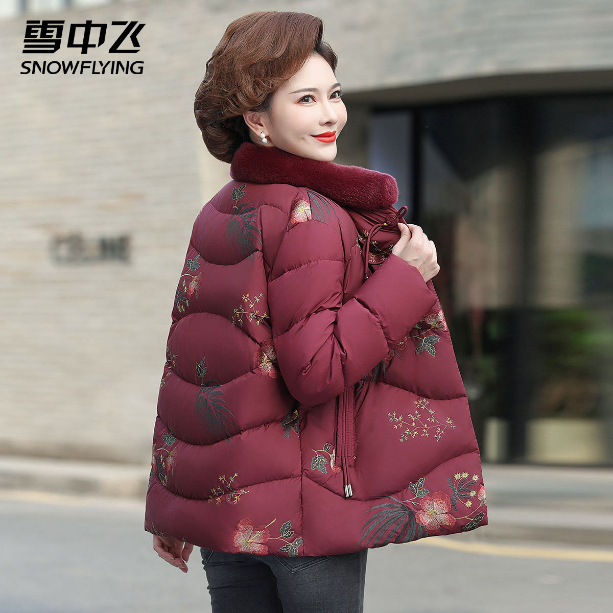 雪中飞中老年毛领羽绒服女士2025冬季新款时尚妈妈装防寒保暖外套