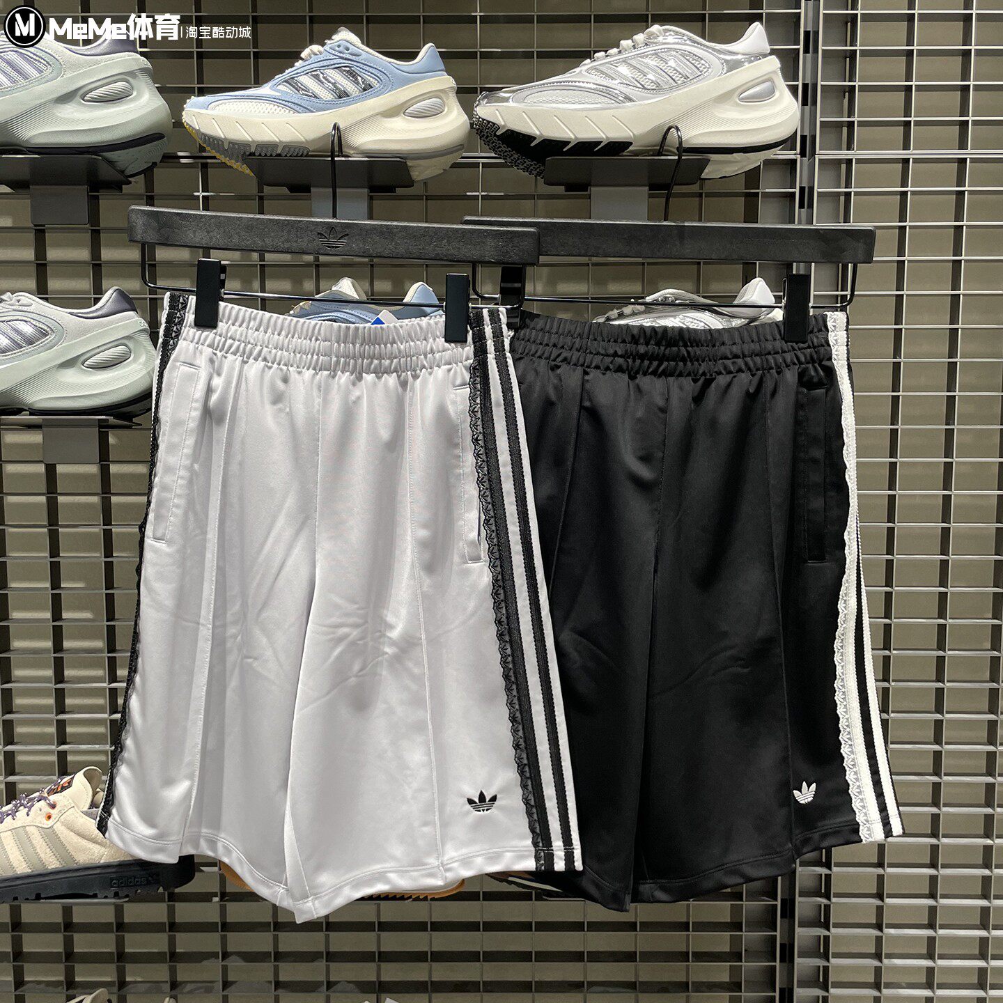 阿迪达斯三叶草2026女裤夏季蕾丝侧边宽松休闲舒适运动短裤KU4754