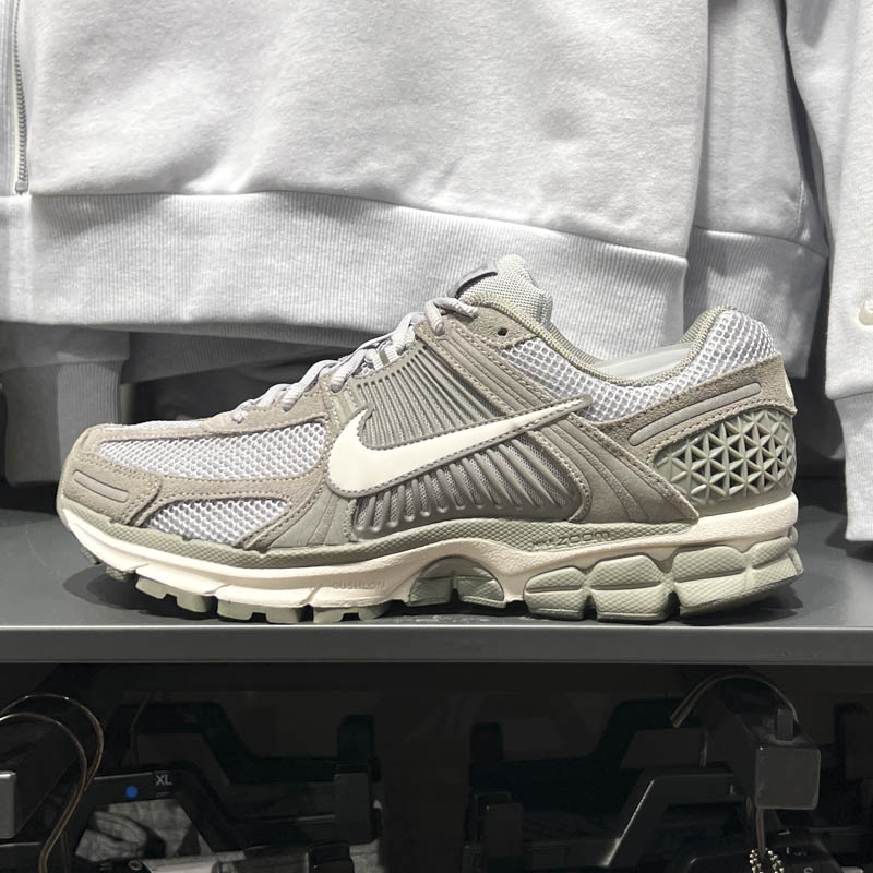 耐克男子2024冬新款Zoom Vomero 5复古缓震透气运动鞋 HF1553-002