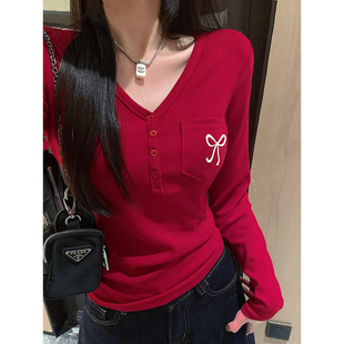 红色蝴蝶结纽扣v领长袖 打底