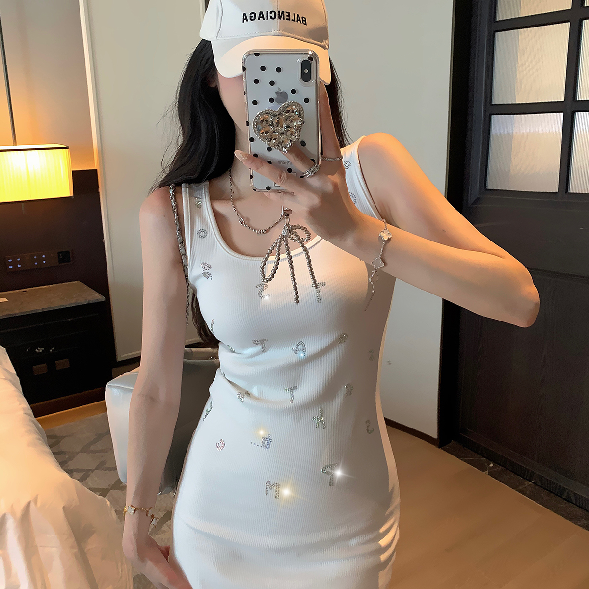 庄大泥 重工满钻设计感小众2025新款修身显瘦吊带连衣裙女包臀裙