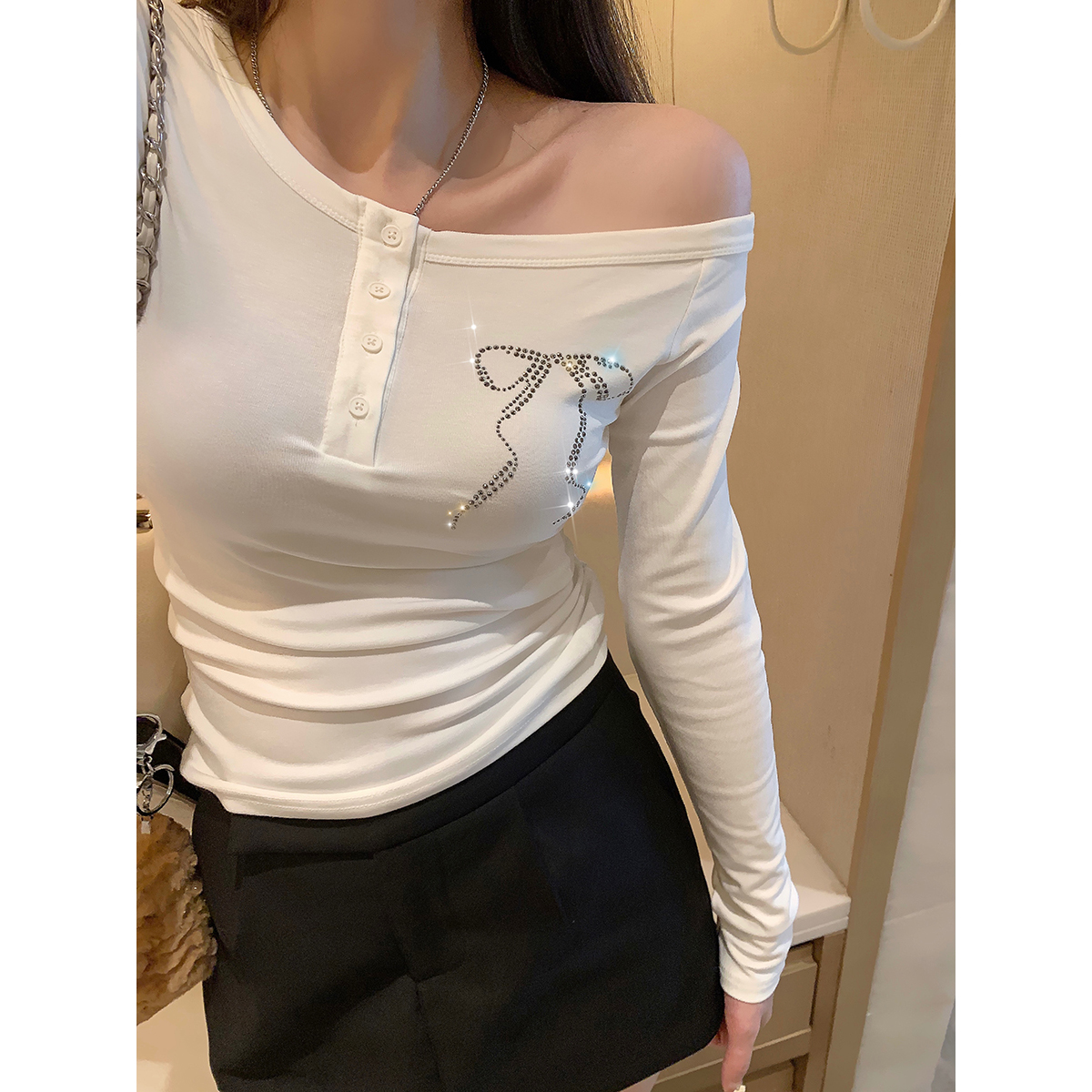 庄大泥 白色烫钻蝴蝶结斜肩纽扣长袖打底衫